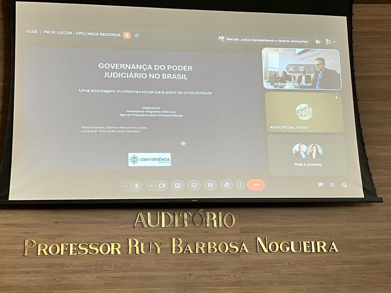 Apresentação sobre governança do Poder Judiciário no auditório da Faculdade de Direito da USP