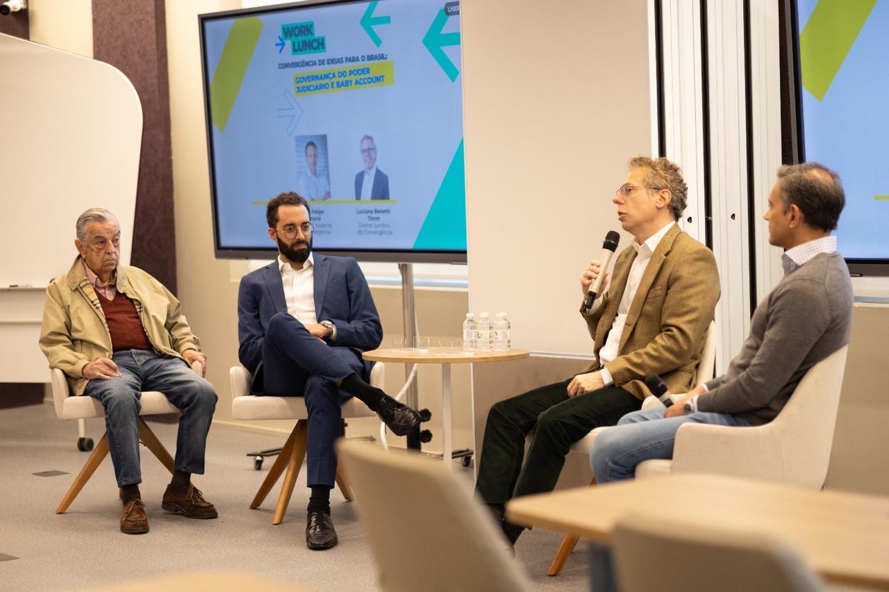 Participantes em debate no Work Lunch